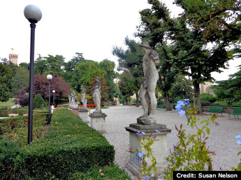 Padua: Mythical statues in the gardens