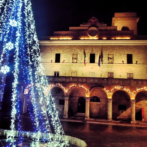 Montefalco Piazza | Fireplace, Christmas and...a glass of Montefalco Sagrantino Passito | BrowsingItaly.com