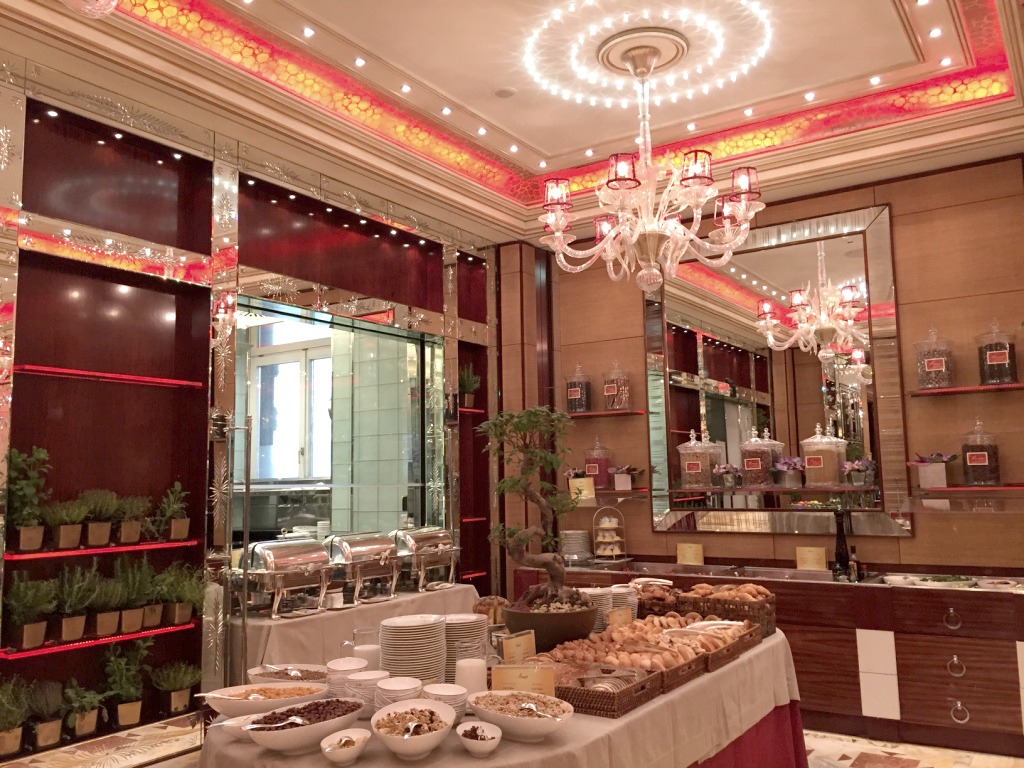 Breakfast buffet at the Hotel Principe di Savoia, Milan | BrowsingItaly