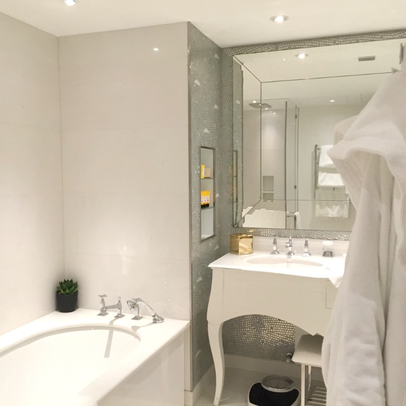 Bathroom at the Junior Suite in the Hotel Principe di Savoia, Milan | BrowsingItaly